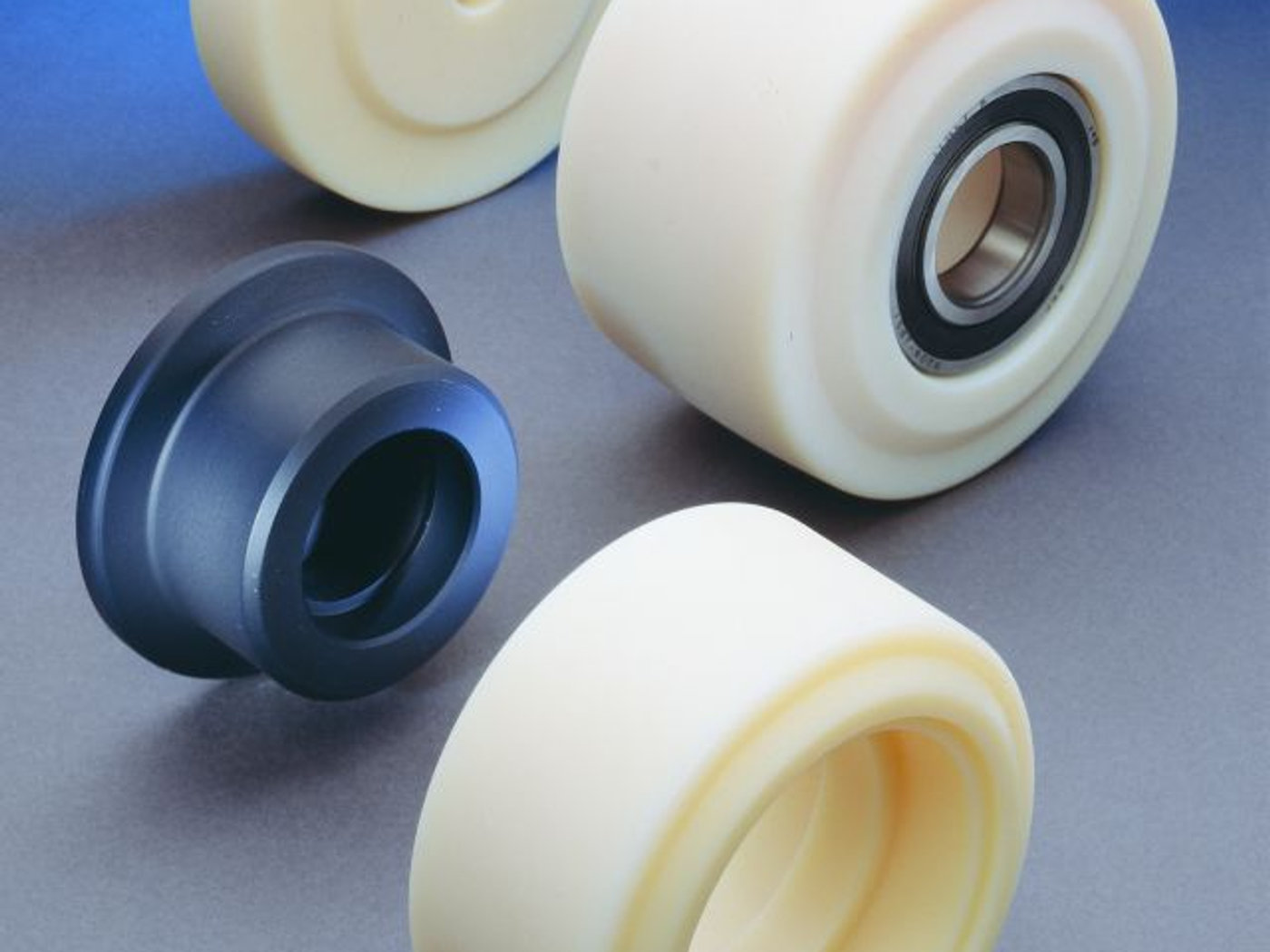 Machined plastic rollers fitted with bearings